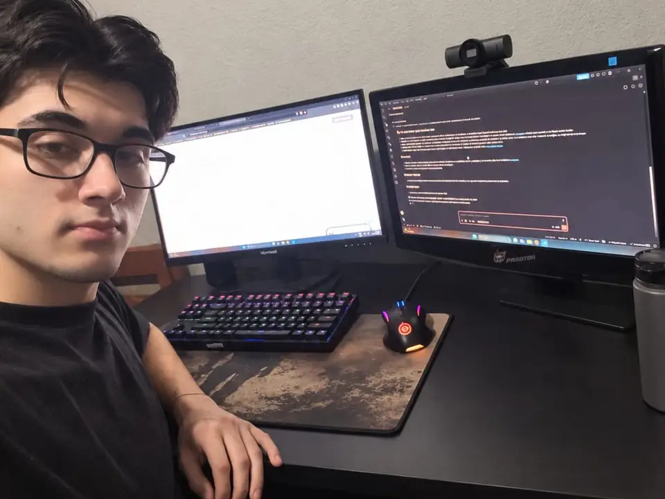 Matías Nicolás Martí trabajando en su escritorio.