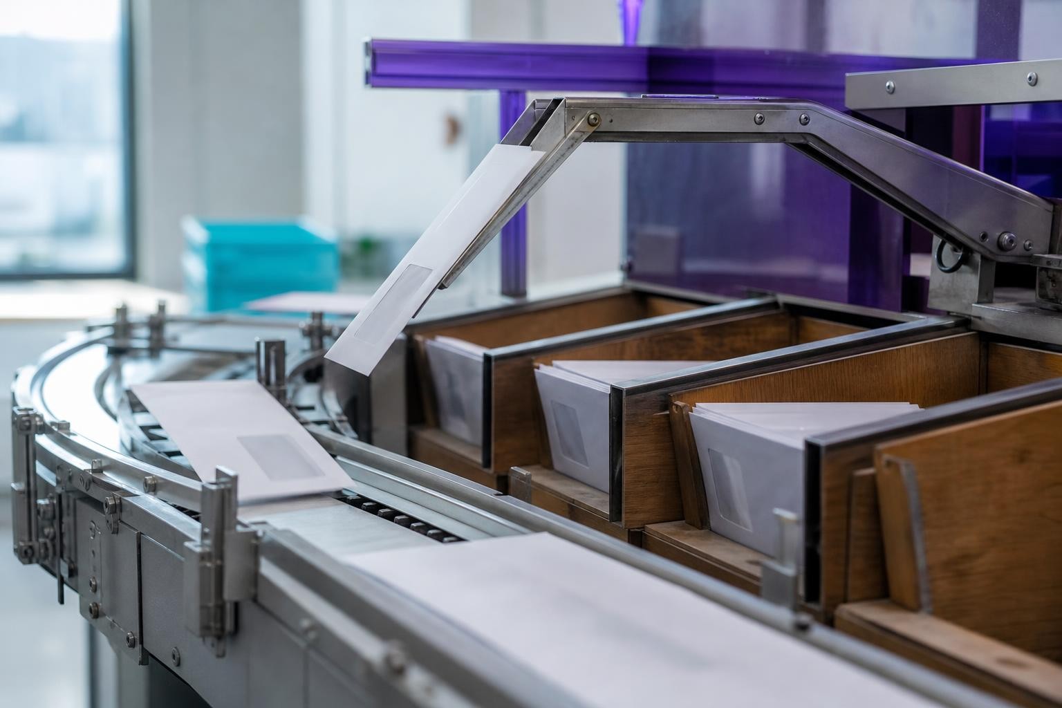 Una máquina clasificadora de cartas dirige sobres por una cinta hacia casilleros de madera con luces violeta y cian