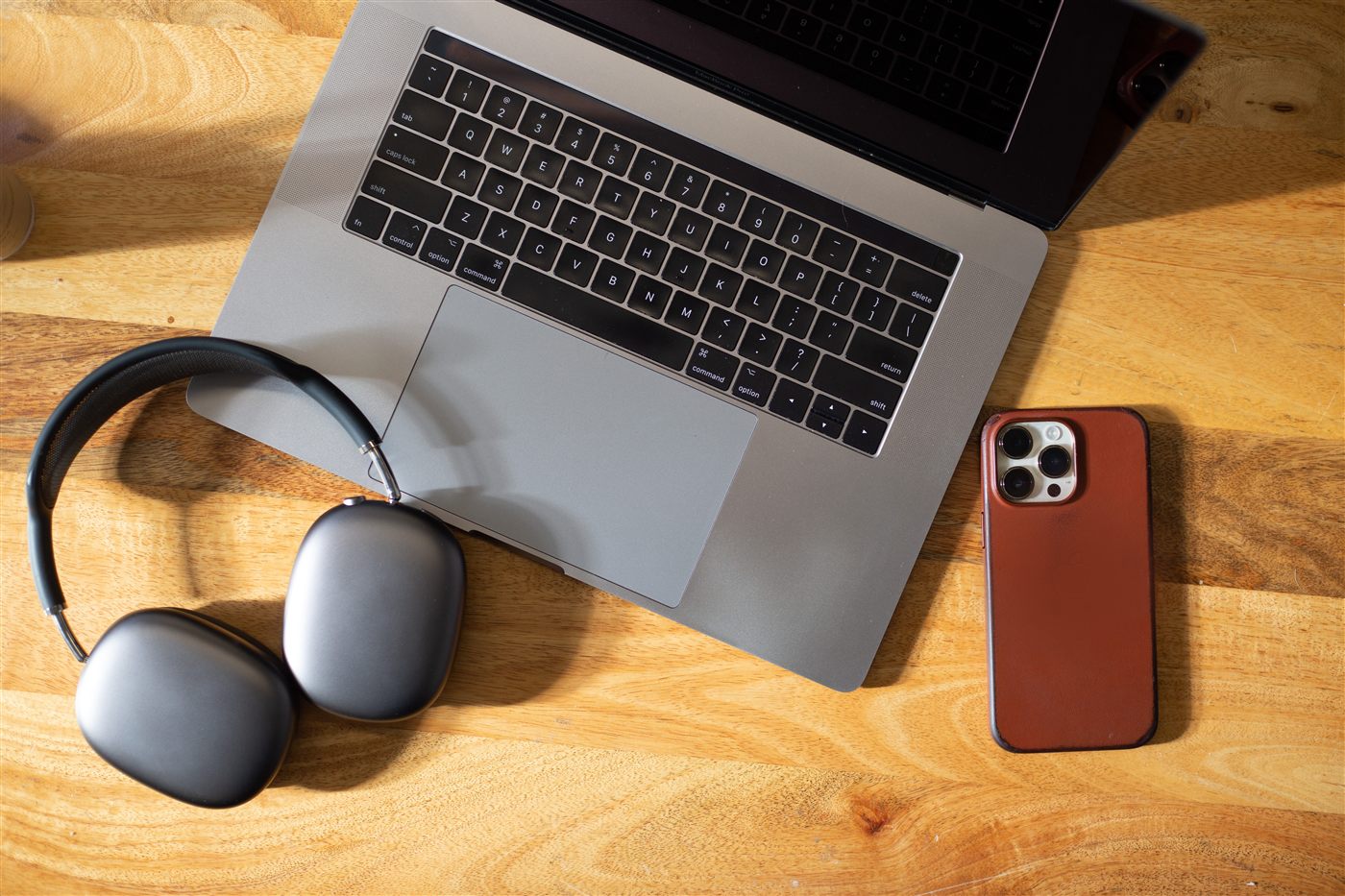 Tecnología y objetos de trabajo sobre un escritorio